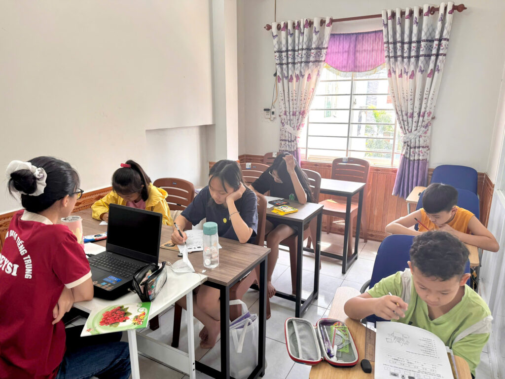 Khóa tiếng Trung thiếu nhi tại DEYSI dành cho trẻ 8-14 tuổi, phát triển 4 kỹ năng theo chuẩn YCT qua các hoạt động vui nhộn và sáng tạo.