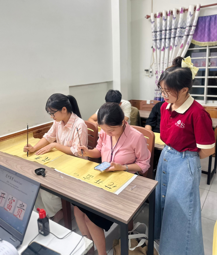 Hoạt động viết Thư pháp