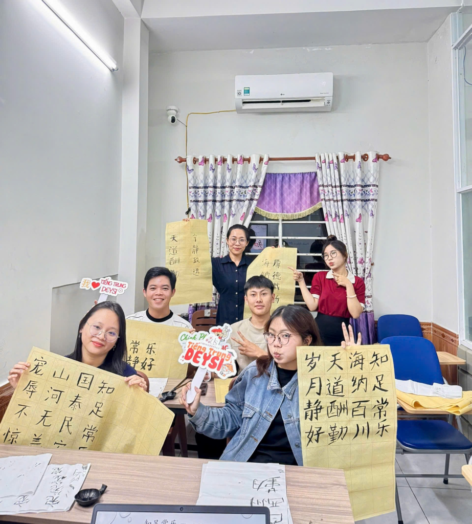 Hoạt động viết Thư pháp