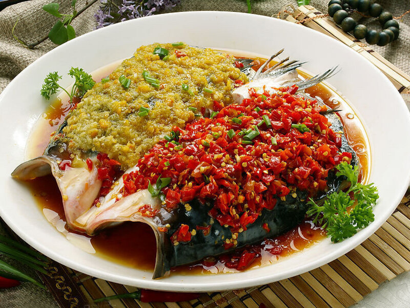 Ẩm thực Hồ Nam nổi tiếng với vị cay nồng đặc trưng, chủ yếu sử dụng ớt tươi, tỏi và gừng.