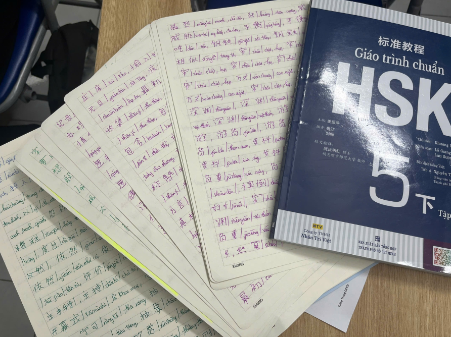 Mỗi trang vở là một bước tiến gần hơn đến giấc mơ HSK 5